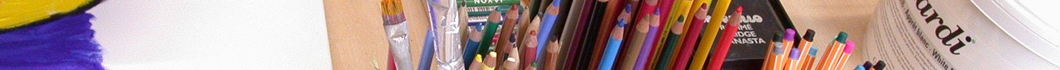Blick auf einen Tisch mit diversen Mal- und Zeichenutensilien. (Bild: LWL/Schufi).