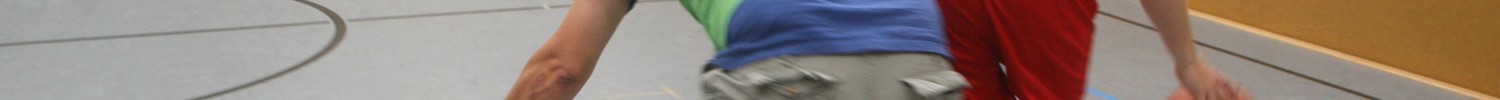 Zwei junge Männer spielen Basketball, ein dritter beobachtet sie mit einer Schiedsrichterpfeife in der Hand. (Bild: LWL/Cord)
