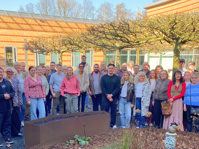 Ein große Gruppe von Männern und Frauen lächelt in die Kamera. (Bild: LWL/SchuFi))