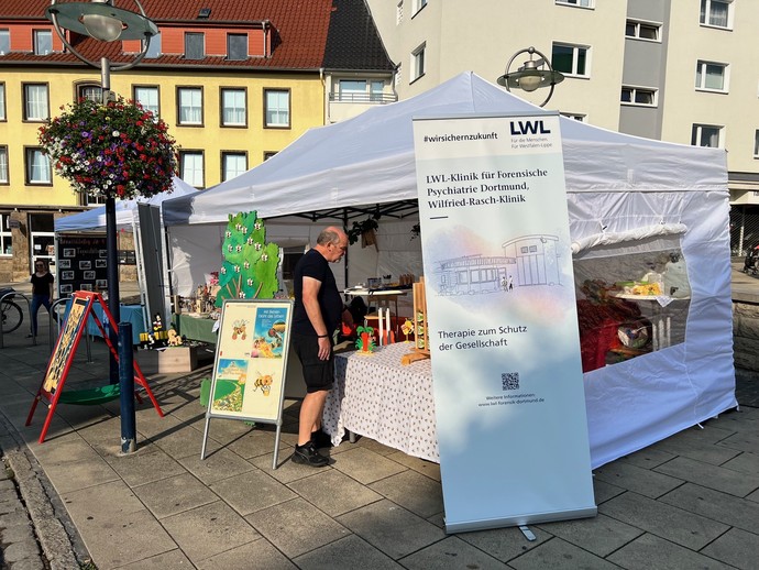 Ein Infostand mit der Aufschrift "Wilfried-Rasch-Klinik" (Bild: LWL/Amsbeck))