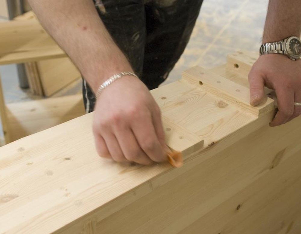 Jemand arbeitet an einem Werkstück in der Holzwerkstatt. (Bild: LWL/Arendt)