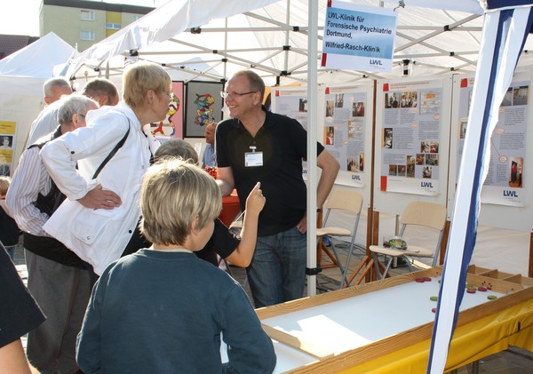 Am Infostand der Wilfried-Rasch-Klinik (Bild: LWL/SchuFi)