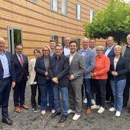 Ein Gruppe mit mehreren Männern und Frauen lächelt in die Kamera. (Bild: LWL/SchuFi))