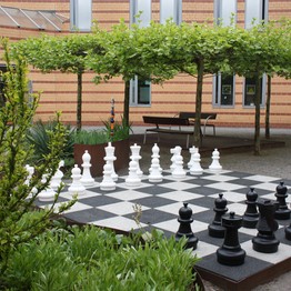 Blick auf ein Schachspiel im Innenhof (Bild: LWL)