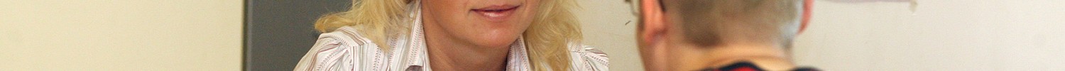 Eine Frau und ein Mann sitzen an einem Tisch und besprechen etwas. (Bild: LWL/Cord).