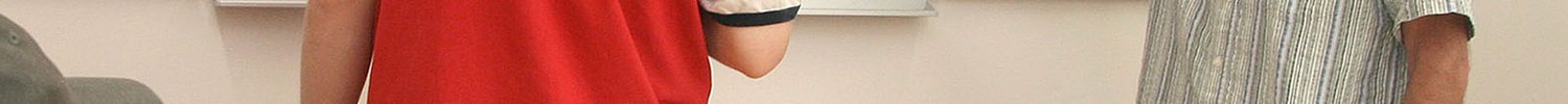 Ein Lehrer zeigt einem Schüler etwas an einer beschriebenen Tafel. (Bild: LWL/Cord).